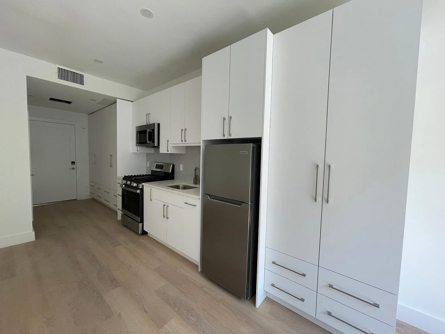 Studio, 410 sqft, $2,150 — Photo 2