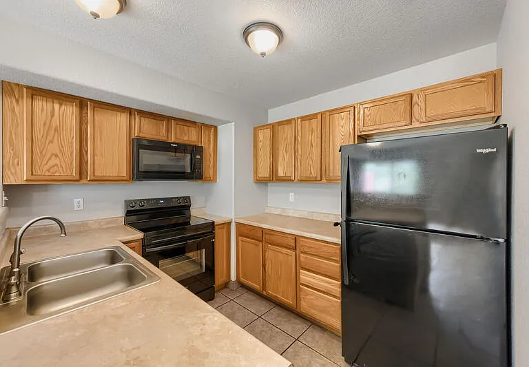 330 Graceland Grv — Photo 3