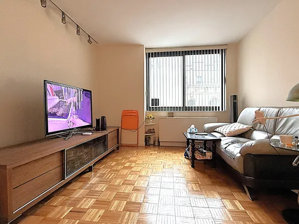 376 Broadway image 1 of 7