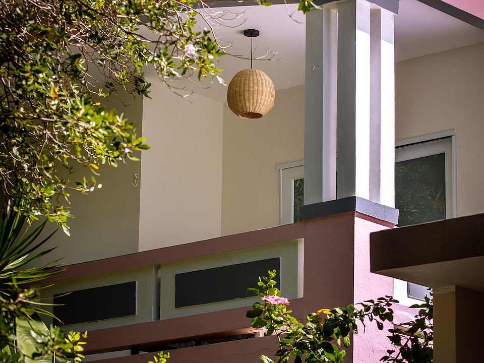 Exterior
Beautiful architectural details!