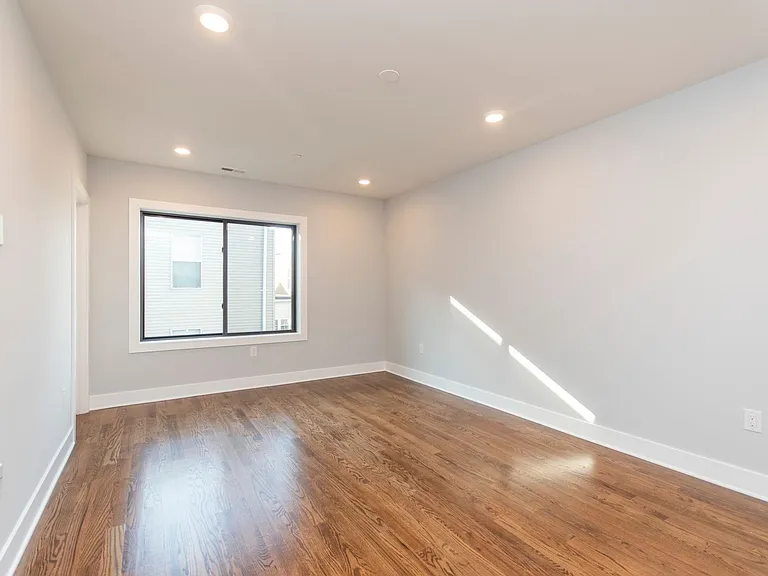 814 N Uber St — Photo 7