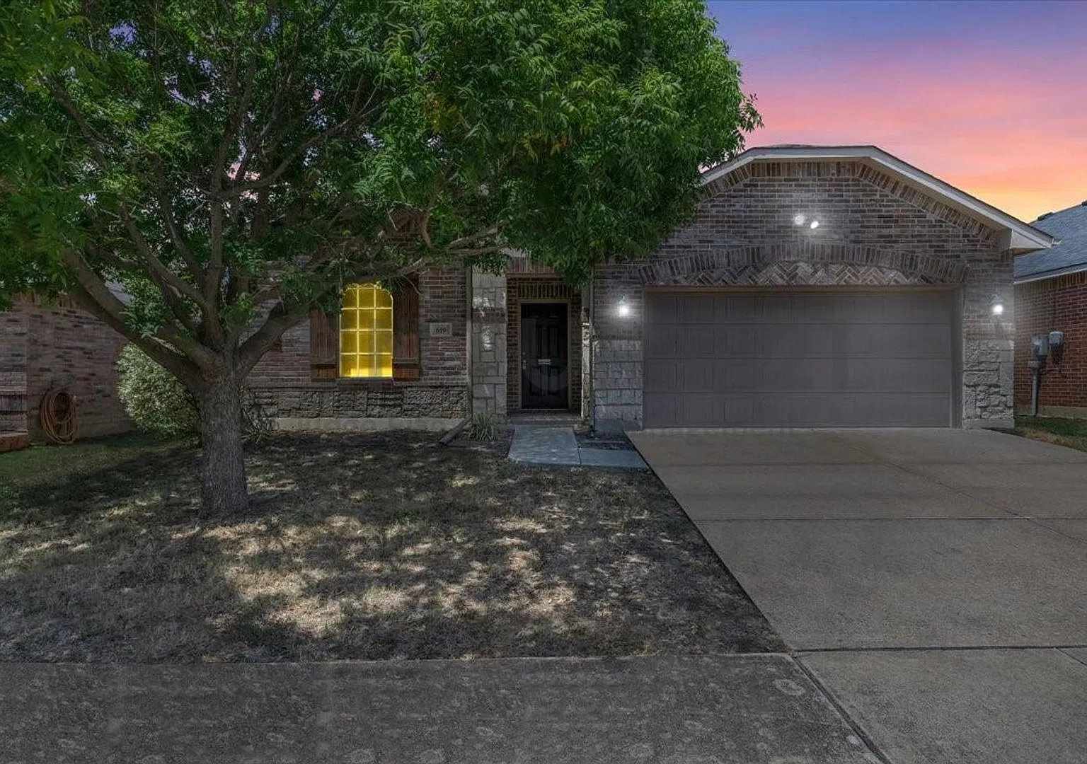 Move-In Ready 3/2/2 in Highly Sought After Mansfield ISD For Rent! — Photo 2