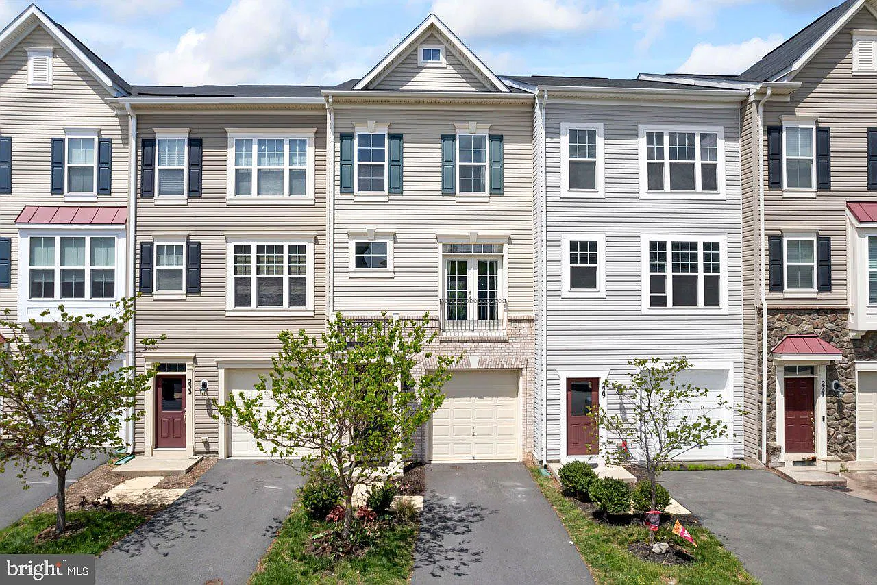 3 bed, 4.0 bath, 2253 sqft, $3,200 — Photo 1