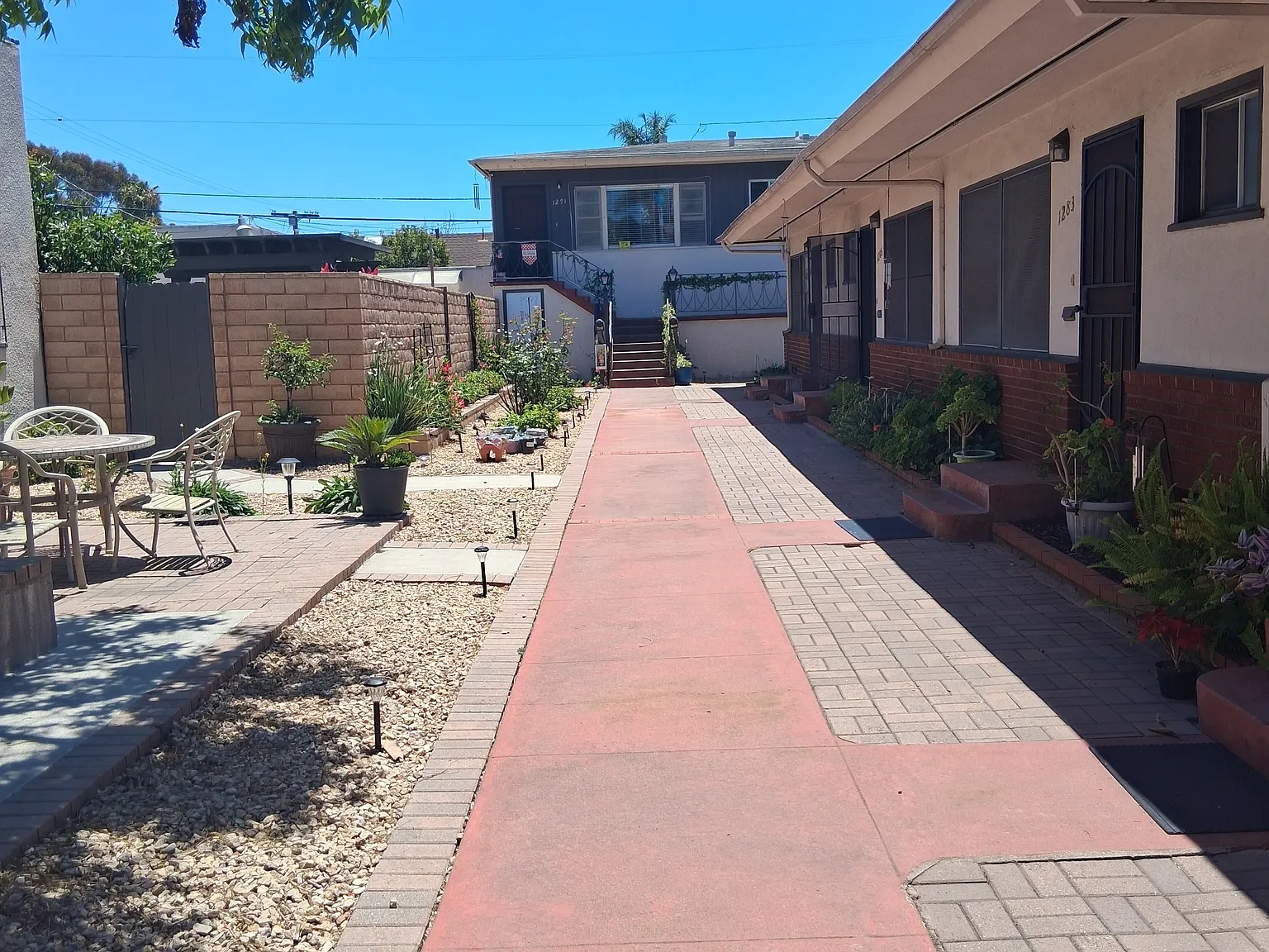 1285 Robinson Avenue — Photo 3