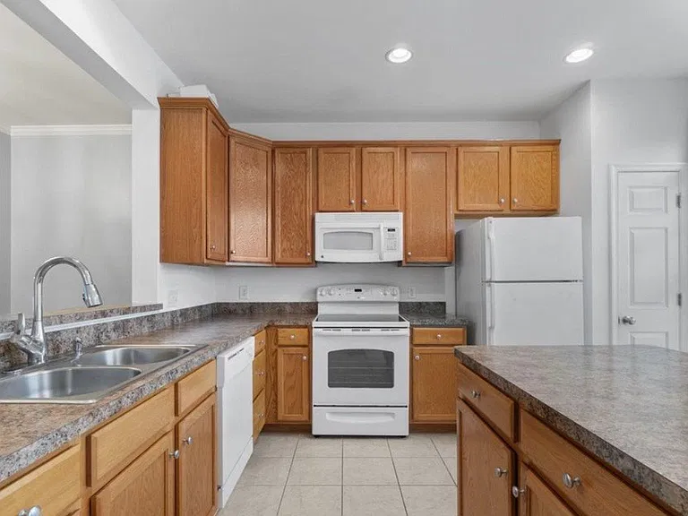 205 Monroe Point Dr — Photo 4