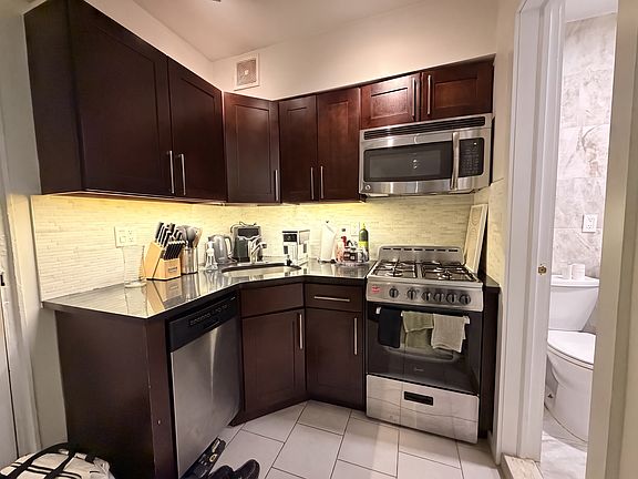 4th image of 31 E 20th St APT 3