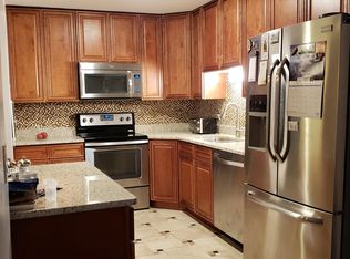 902 Ridge Sq APT 218, Elk Grove Village, IL 60007