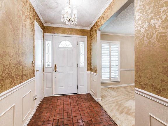 4th image of 634 Pinehurst Dr