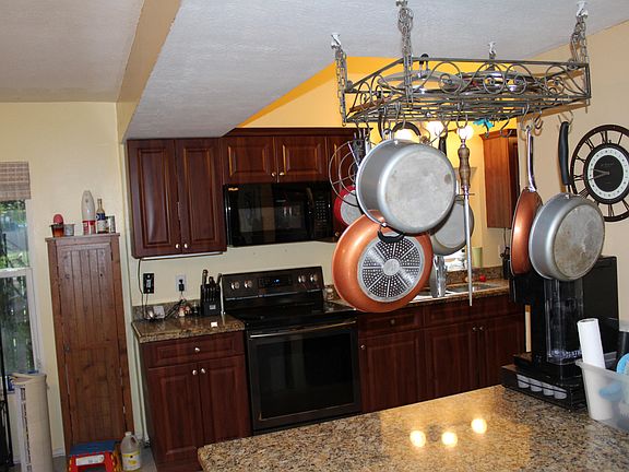 5th image of 651 SE Starflower Avenue