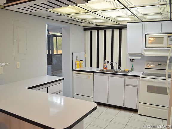 5th image of 9195 Fontainebleau Blvd APT 3
