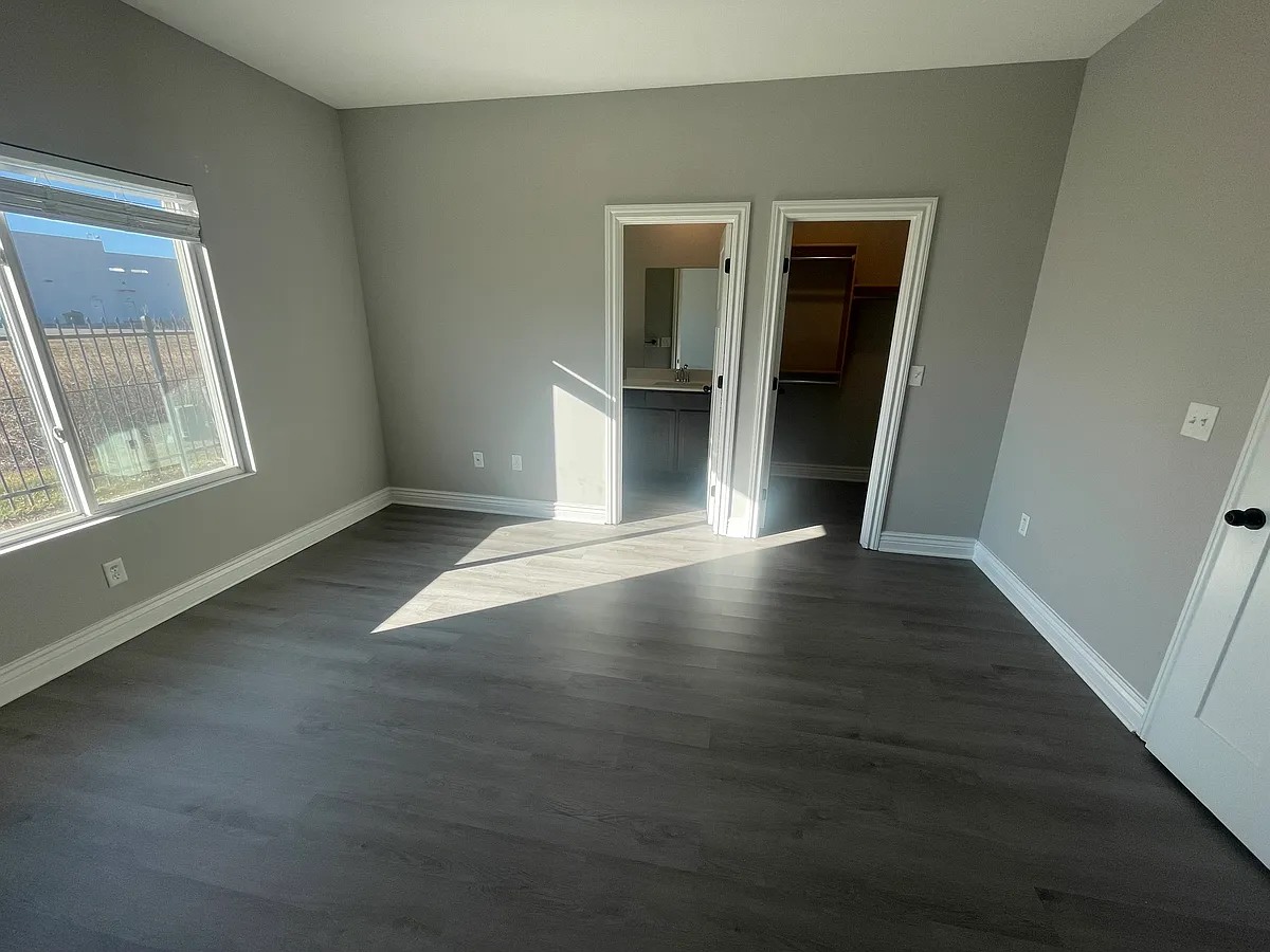 Building Photo - 5535 N Edwards Cir