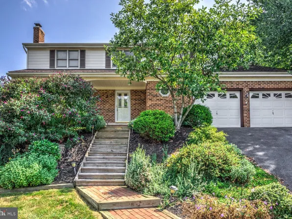 2 Briarwood Ln, Ephrata, PA 17522