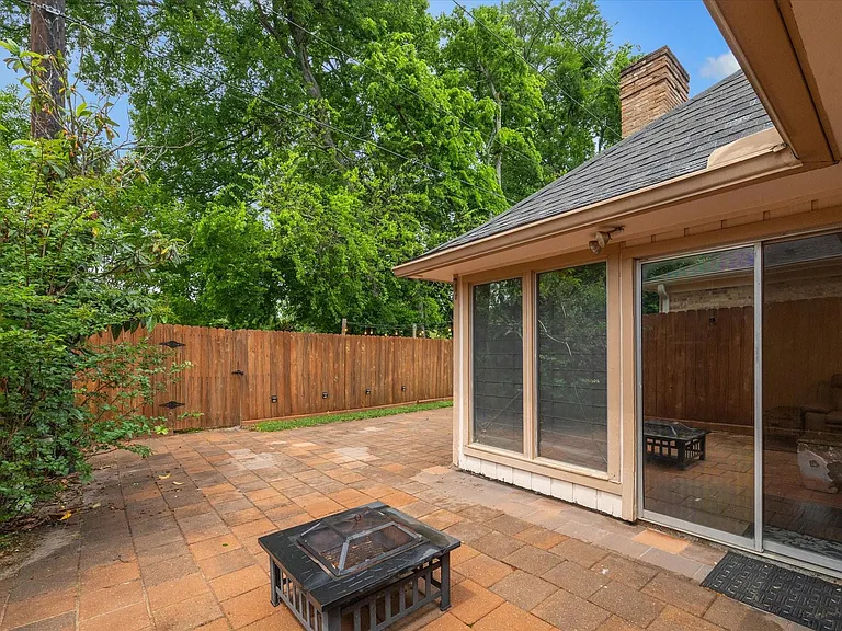 910 Coachlight Dr — Photo 21