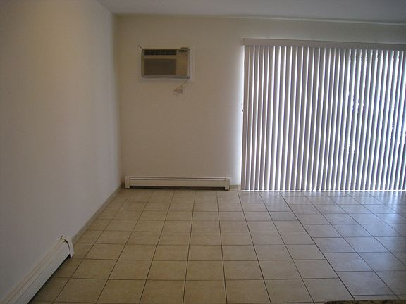 5th image of 187 Pickwick Dr #B