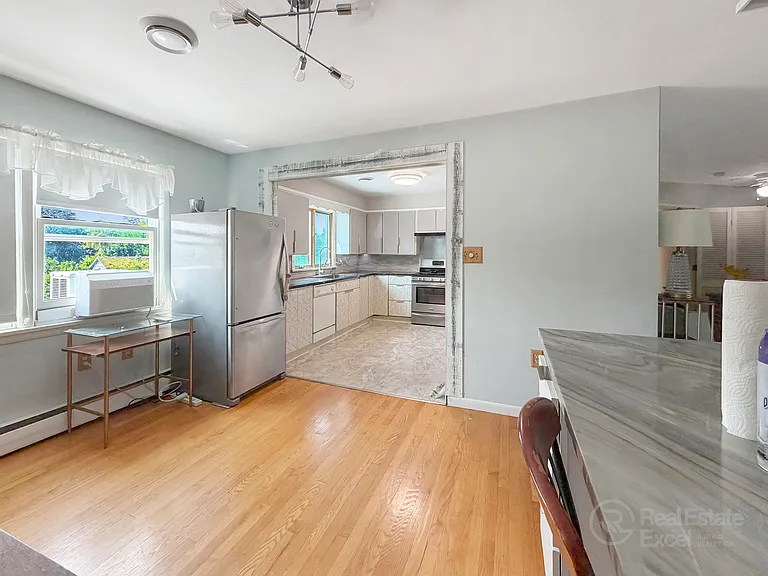 928 Grampian Blvd — Photo 5