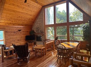 1960 Fox Hollow Rd, Decorah, IA 52101