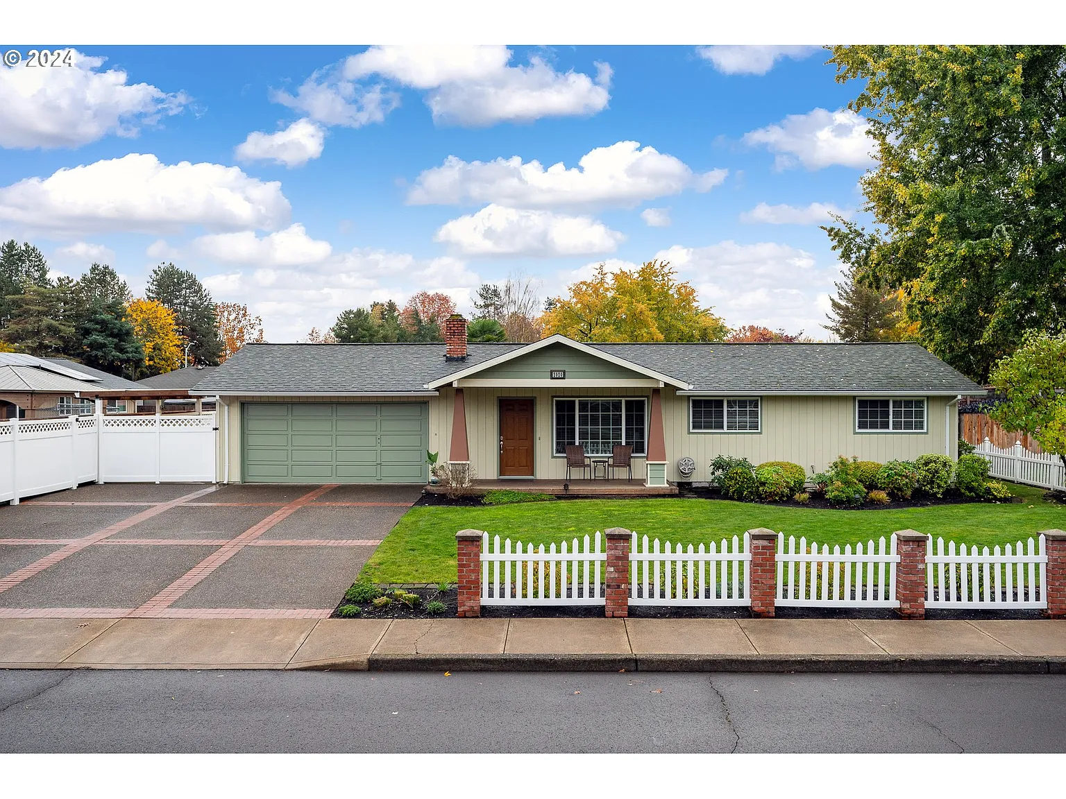 2020 NE Sunrise Ln photo 1