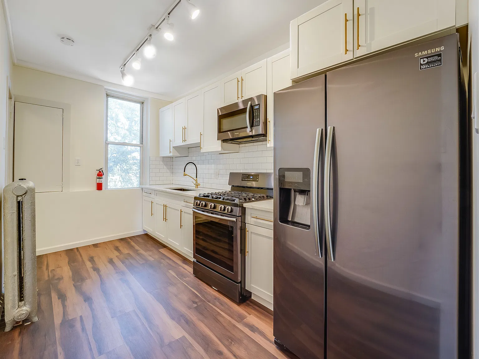 3 bed, 1000 sqft, $2,849 — Photo 2