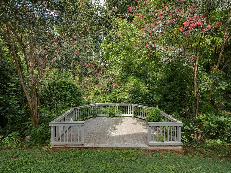 Second Patio, Fenced yard