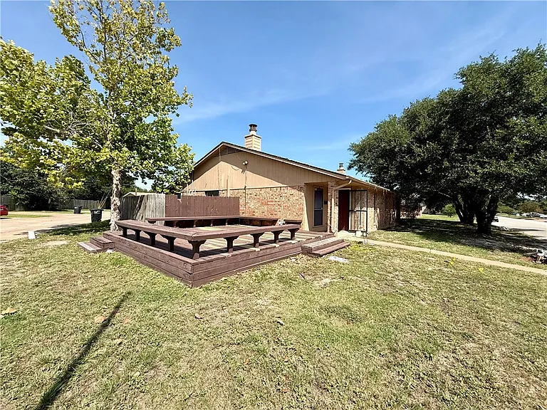 1928 Holleman Dr W — Photo 1