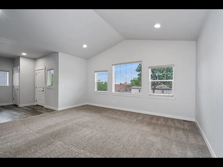 724 Finch Dr — Photo 5
