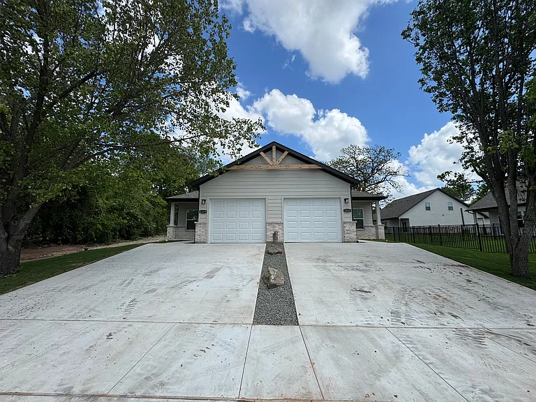 1219 S Austin St — Photo 2