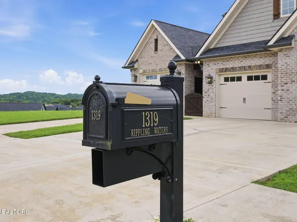 1319 Rippling Waters Cir, Sevierville, TN 37876