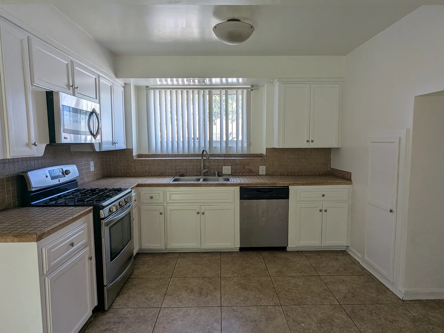 3 bed, 1.5 bath, $2,900 — Photo 3