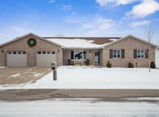 683 Walnut Ridge St, Peosta, IA 52068