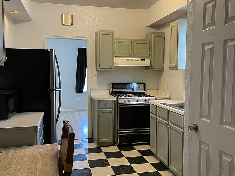 411 E Lachapelle St — Photo 9