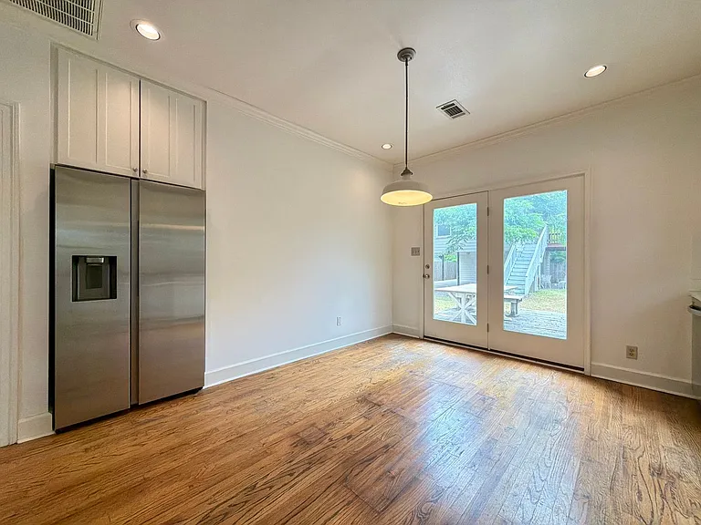 903 E 38th St — Photo 11
