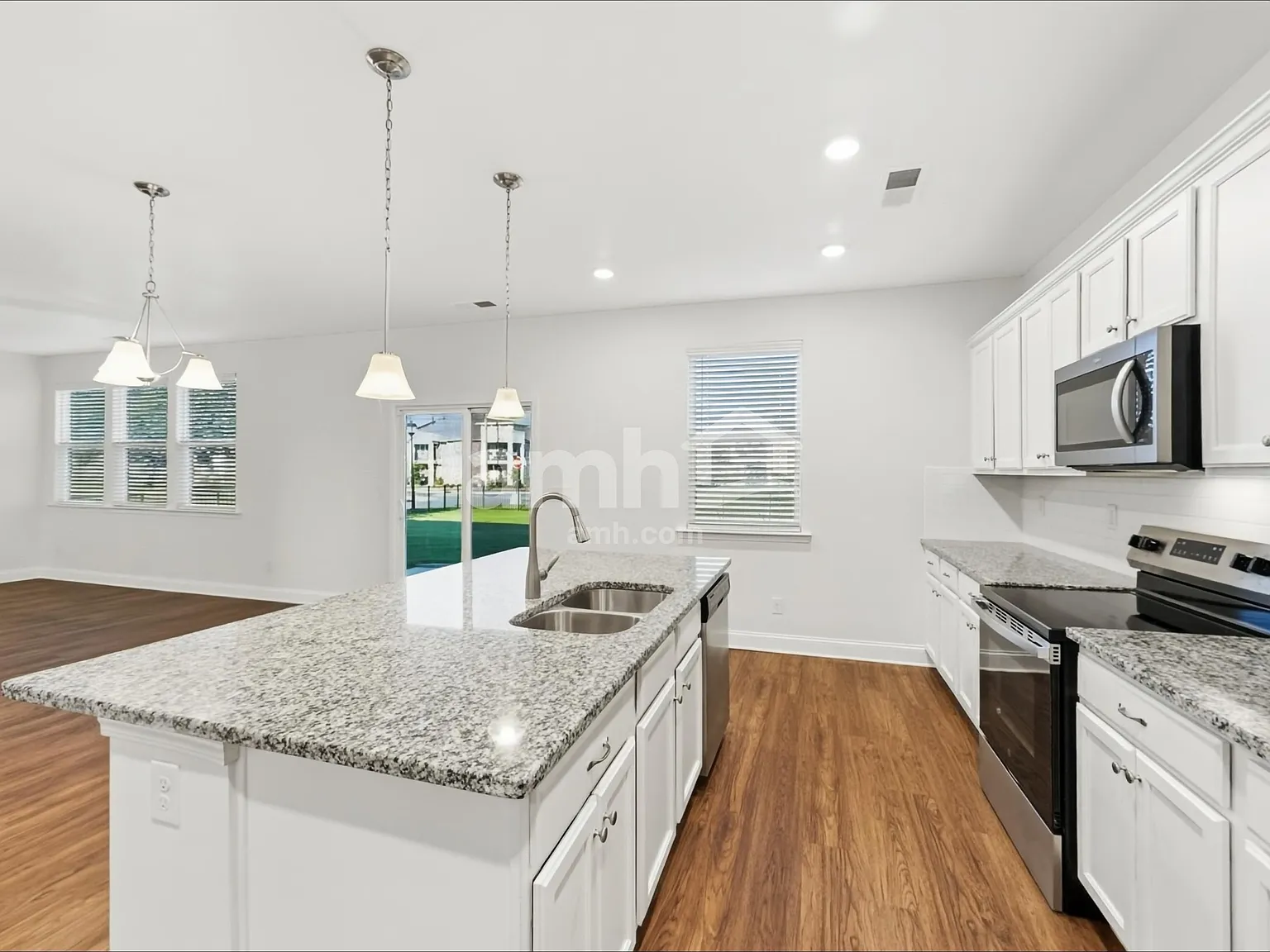 5 bed, 3.0 bath, 2400 sqft, $2,555 — Photo 3