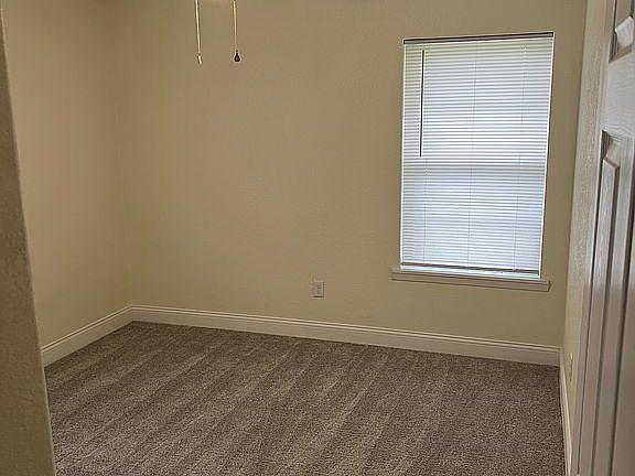 3rd image of 2504 Meadow Ln