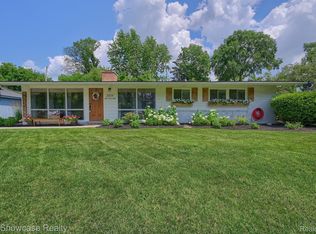 2104 Glencove Rd, Wolverine Lake, MI 48390