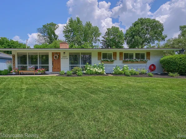2104 Glencove Rd, Wolverine Lake, MI 48390