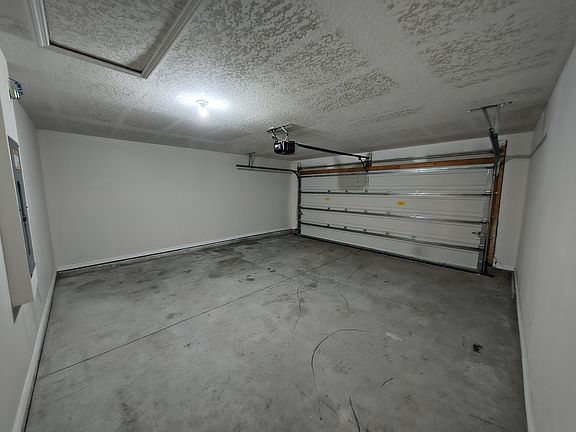 3rd image of 275 Hyacinth Ct