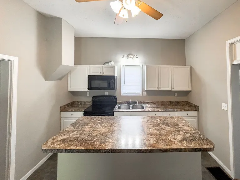 812 W University Ave — Photo 23