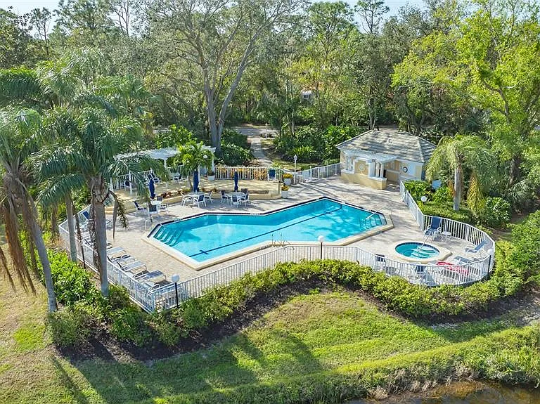 8009 Hampton Ct — Photo 35