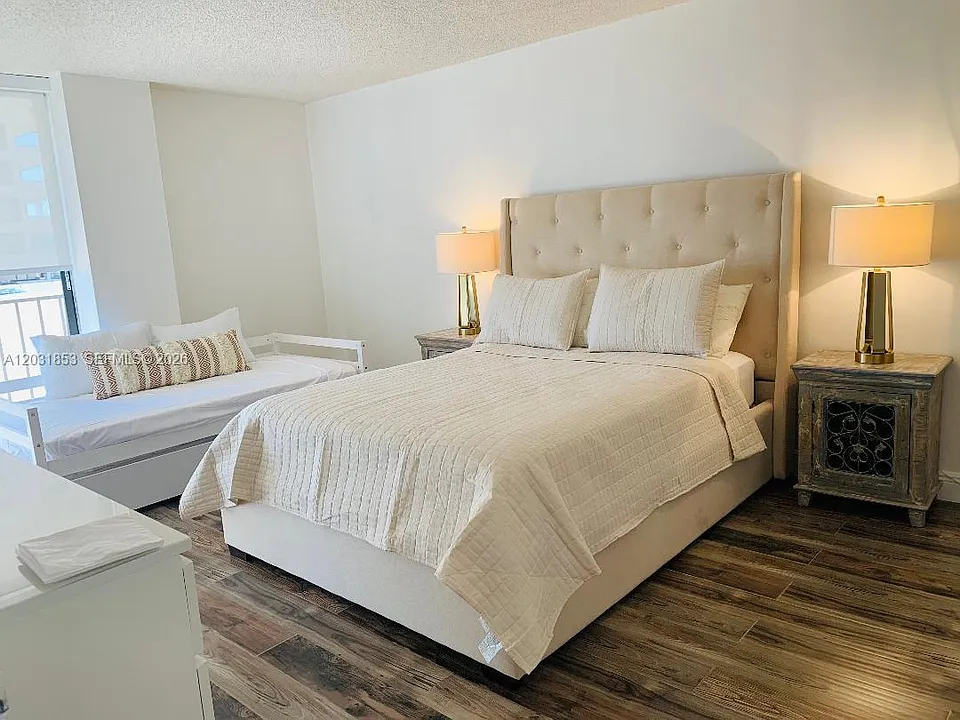 2625 Collins Ave #502