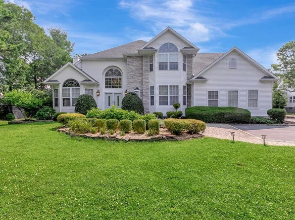11 Varsity Boulevard, East Setauket, NY 11733