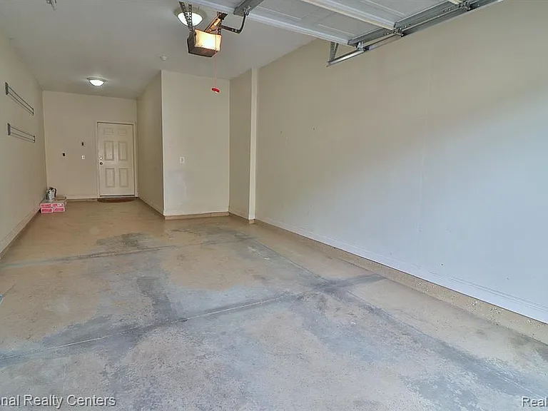 4058 Radcliff Dr — Photo 32