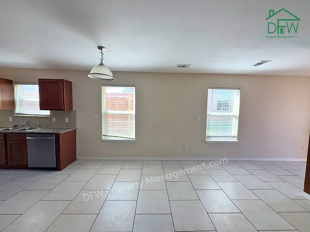 4 bed, 2.5 bath, 1637 sqft, $1,695 — Photo 4
