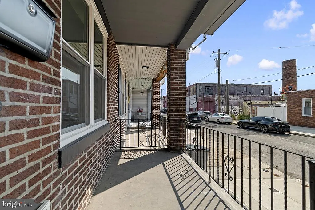 3 bed, 1.5 bath, 1094 sqft, $2,000 — Photo 2