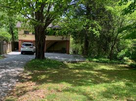 520 N Oak St, Hendersonville, NC