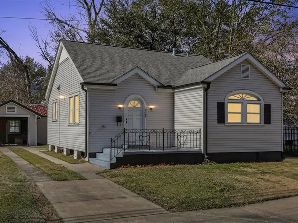 2320 Pakenham Dr, Chalmette, LA 70043