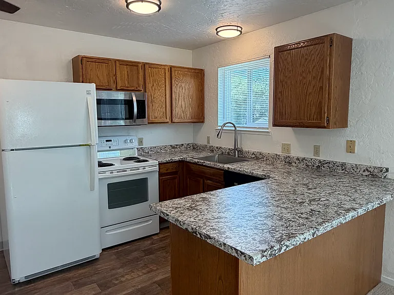 242 Caliente St #B — Photo 4