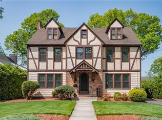 121 Foxcroft Rd, West Hartford, CT 06119