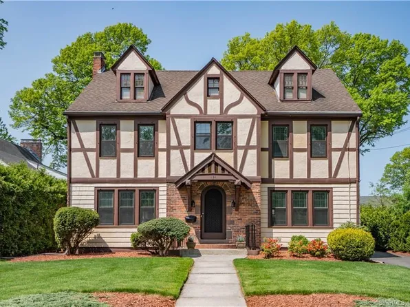 121 Foxcroft Road, West Hartford, CT 06119