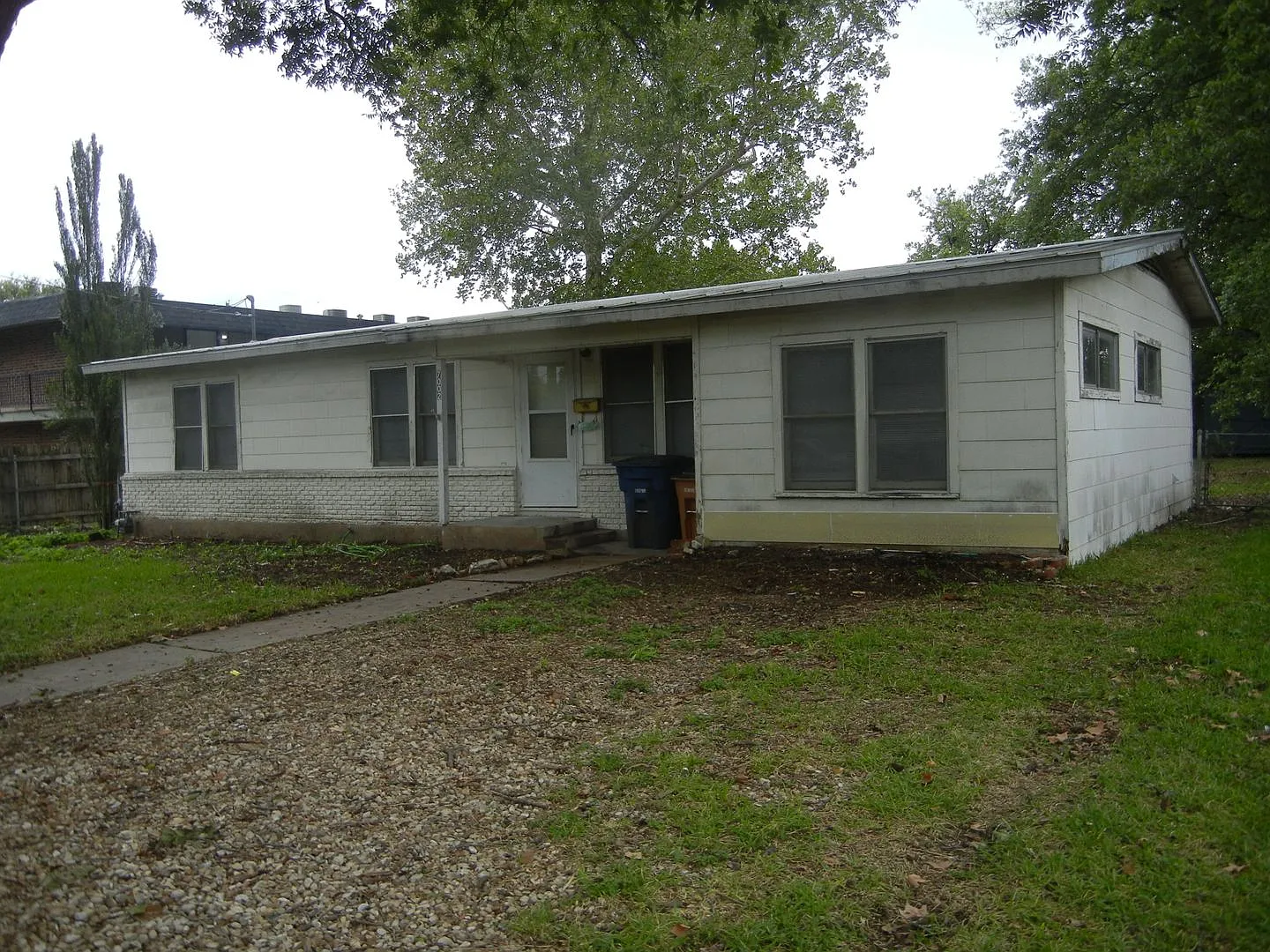 Fabulous location in Silverton Heights — Photo 3