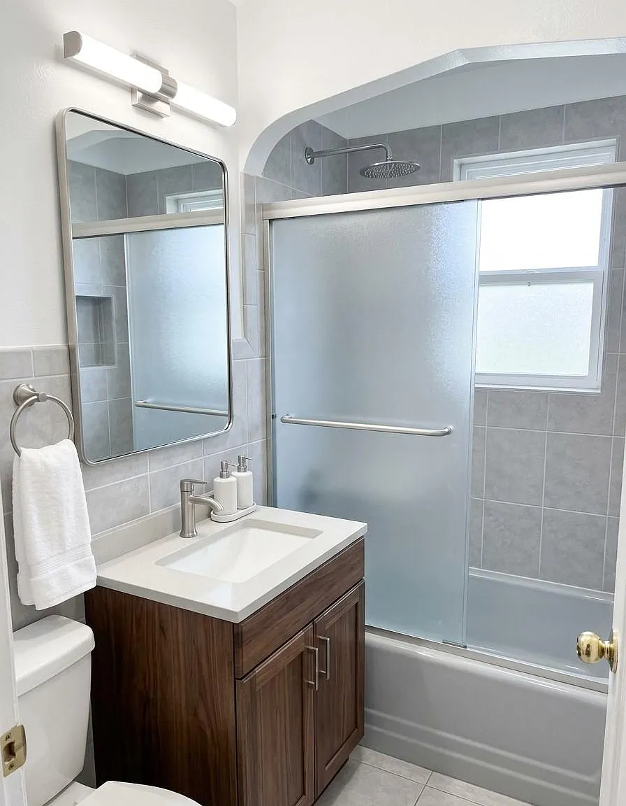 3 bed, 1.0 bath, 2480 sqft, $3,800 — Photo 4